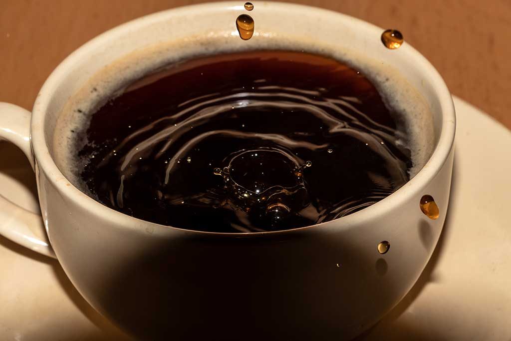 Tropfen im schwarzen Kaffee