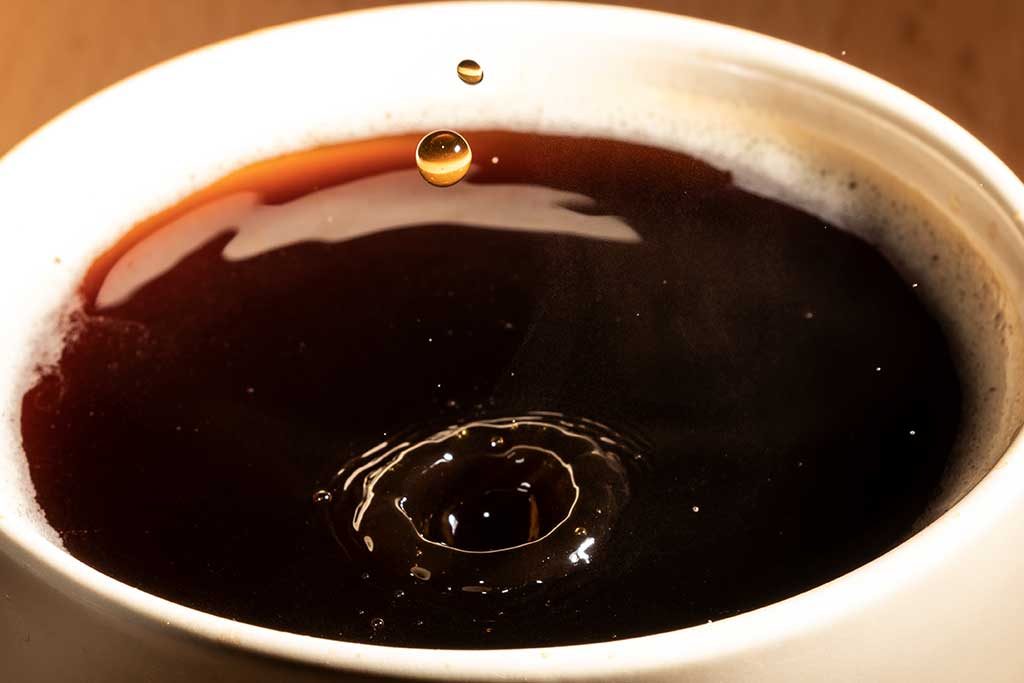 Tropfen im schwarzen Kaffee