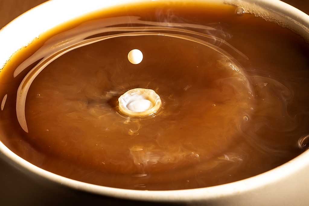 Milchtropfen in Kaffee